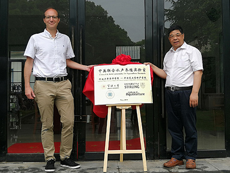 Professor Herve Migaud and Professor Chun-Lin Wang sign agreement