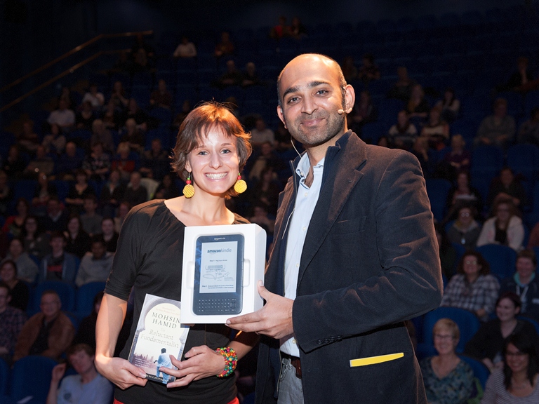 Mohsin Hamid presenting prize to first year Slovakian student, Andrea Linhova.