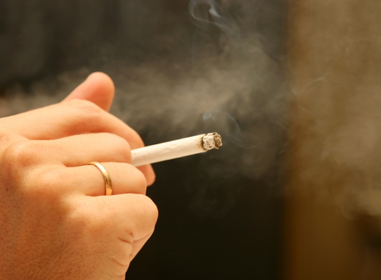 cutting down on cigarettes does not reduce smokers&rsquo; risk of early death