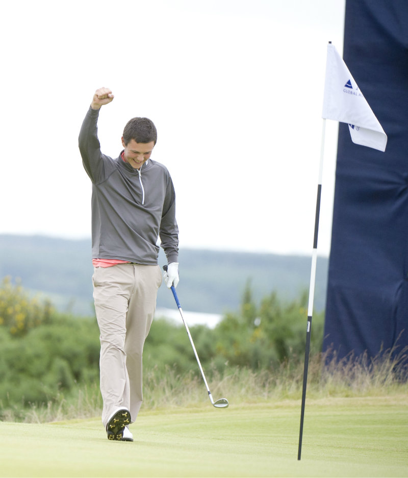 Stirling 2015 Mathematics graduate Jack McDonald celebrates holing a putt