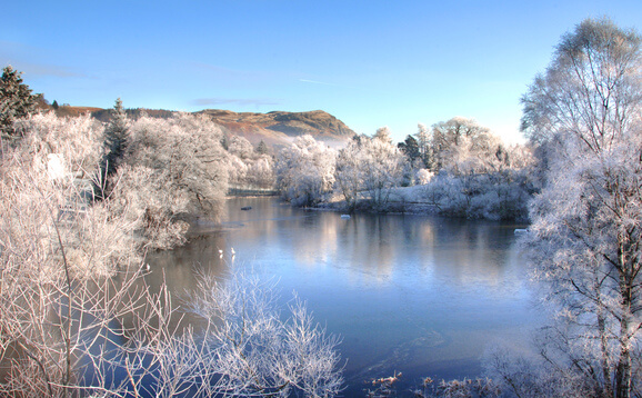 Winter scene at Airthrey Loch