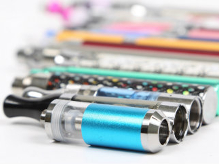 e cigarettes in a row from smallest to largest varying in colour