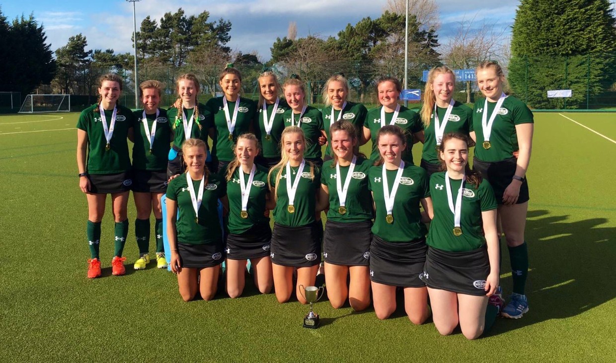 Women's hockey team with Scottish Student Conference Cup