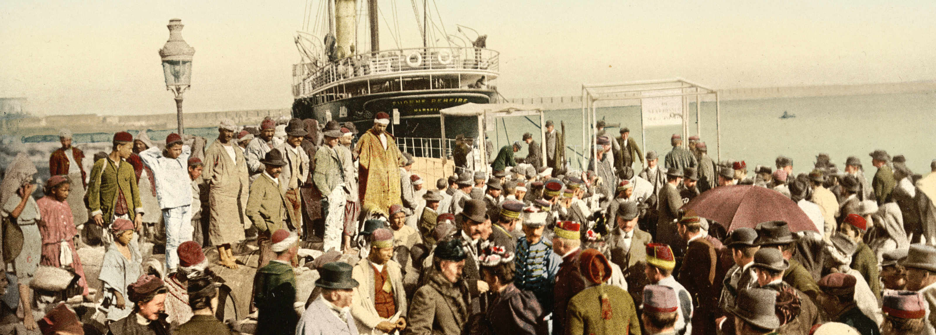 Europeans disembarking in Algiers by steam boat in 1899 (Detroit Publishing Co., Public domain)