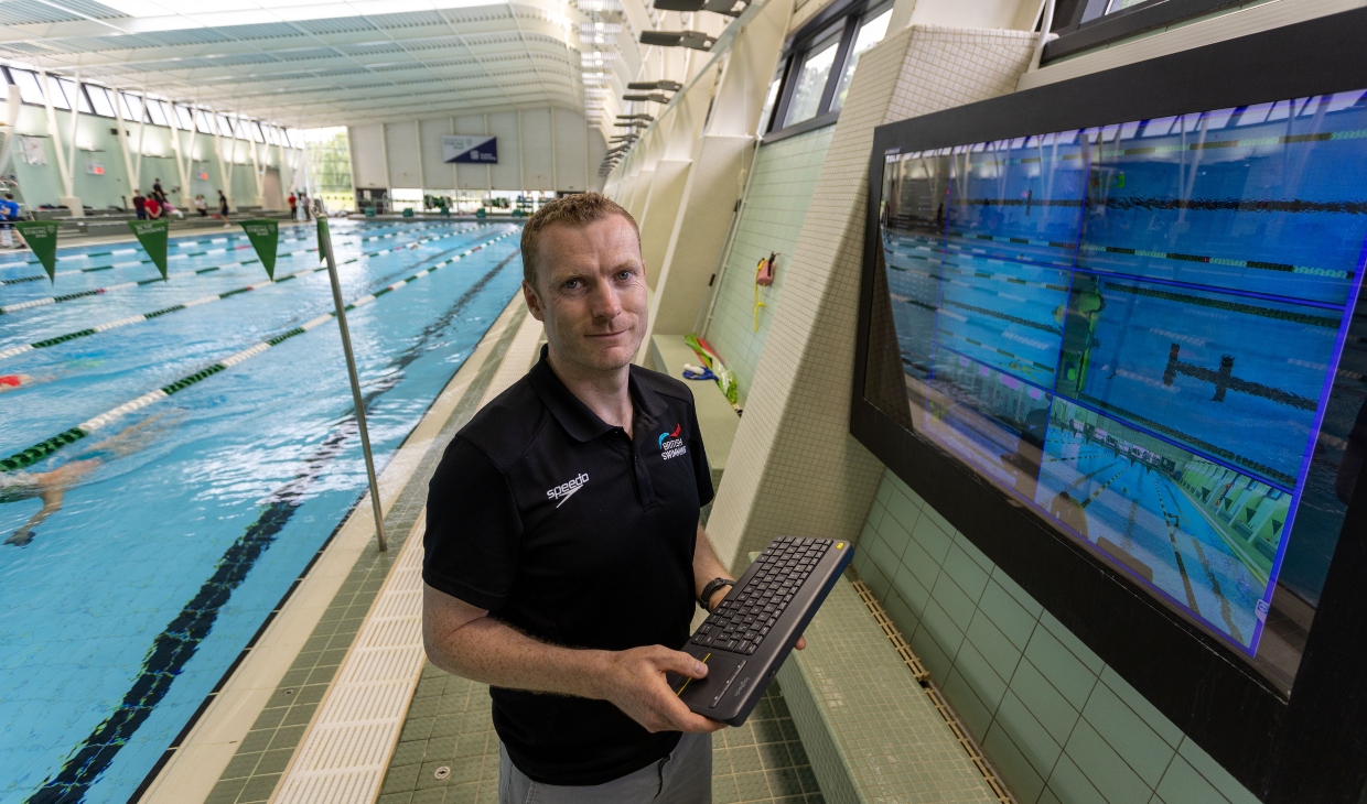 SwimTrack テクノロジーを採用したイギリスの水泳選手、オーリー ローガン。