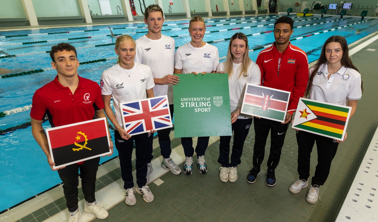 世界選手権出場のため日本へ向かう前に写真を撮るスターリング大学の水泳選手7名。