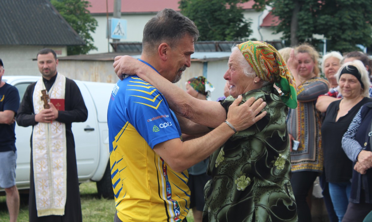Iwan Tukalo has an emotional reunion with relatives in his father's hometown in Ukraine