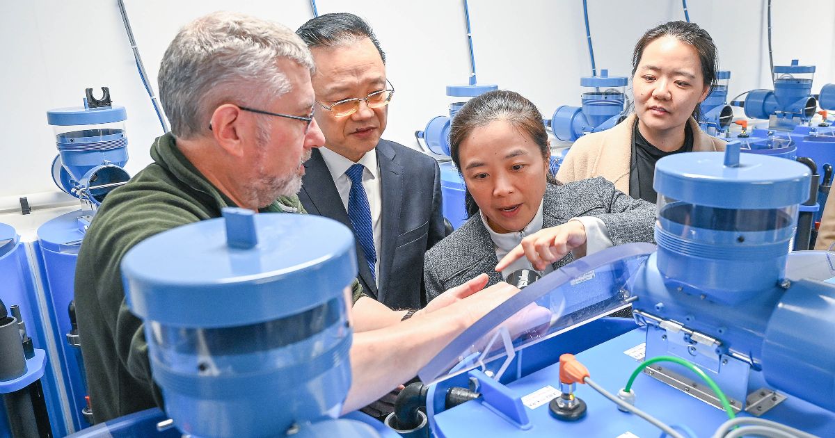 Equipment at the University of Stirling's NATIH facility are demonstrated to the a delegation from China