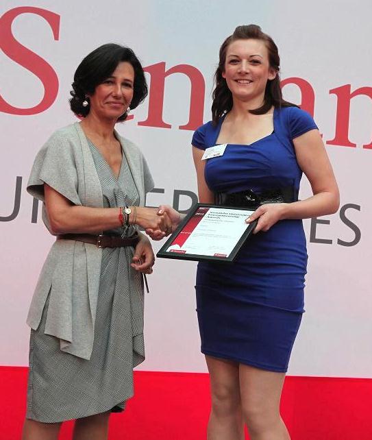 Ana Botin of Santander UK presents award to Jodie Hughes