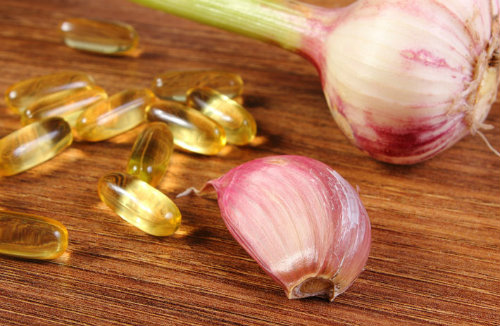 garlic capsules, clove and bulb
